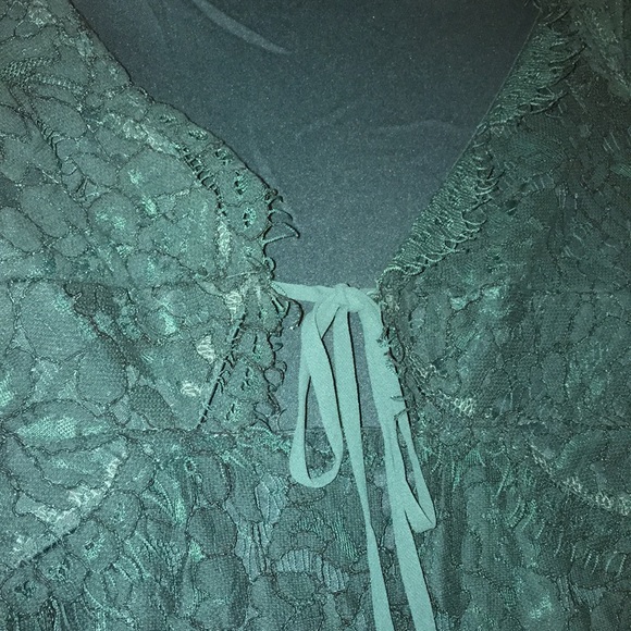 Gorgeous boutique lace bell sleeved dress - Picture 4 of 7